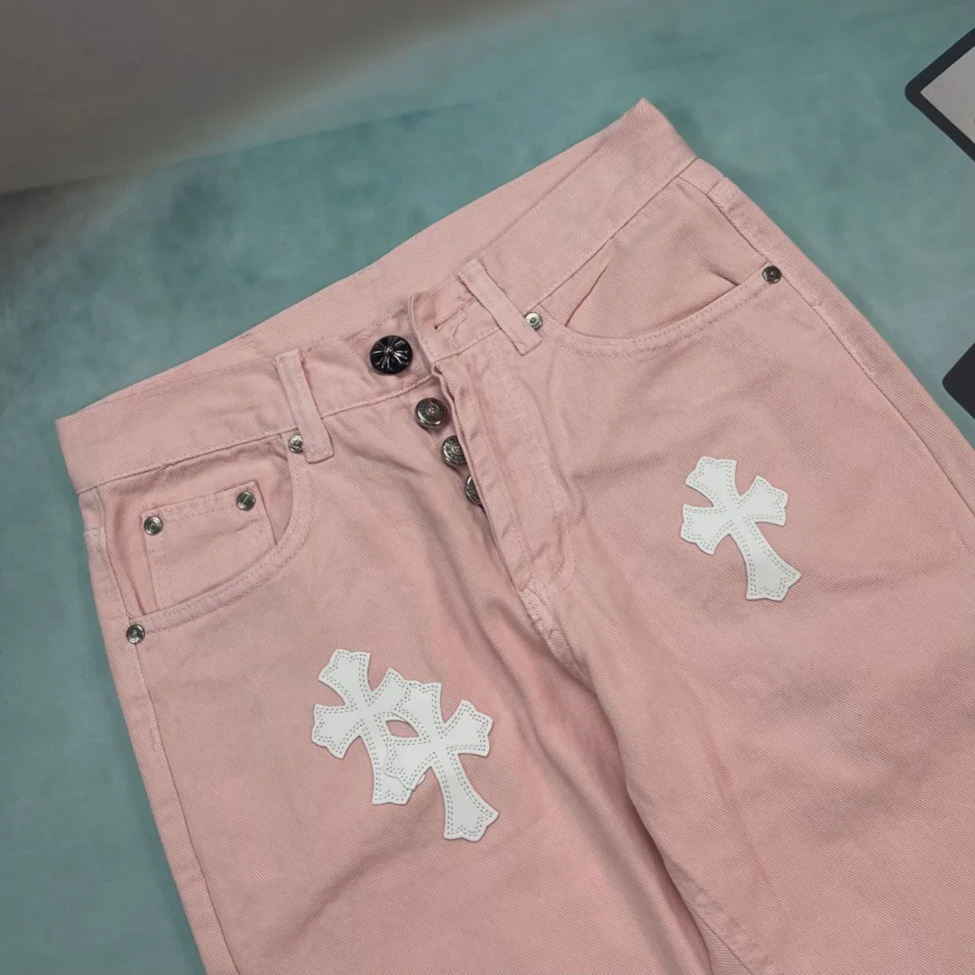 🅿️310 🔘Model No.-KL175 🔘Cro Heart𝐂𝐡𝐫𝐨𝐦𝐞 𝐇𝐞𝐚𝐫𝐭 Sex Limited Edition Girls Sakura Pink Cow White Leather Jeans* The color of these pants is super sweet pink, and the denim fabric is full of texture. The white cross pattern on it is so eye-catching, it is a classic element of Crow Heart, and it instantly makes it trendy. The hardware accessories are also very exquisite, the buttons are uniquely designed, and the details are high-end. In terms of craftsmanship, there is nothing to say. The tailoring is neat and the wiring is neat. Everything shows excellent quality. The matching suggestions are as follows: Sweet girly style: Pair it with a white midriff-baring crop top, a pair of pink thick-soled Mary Jane shoes, and a soft bear bag of the same color. It will give you a sweet girly atmosphere, which is perfect for going to an amusement park or shopping. Cool and sweet mix style: Wear a short black leather jacket on the upper body, a white lace bottoming shirt, black Martin boots, and a silver personalized necklace. The combination of cool and sweet is beautiful and sassy. Casual and lazy style: Wear a loose light purple sweater, tuck the corners into your pants, pair it with a pair of white sneakers, white stockings, and a pair of black sunglasses. It is casual and lazy, and super comfortable for daily travel.  Size: S M L XL (28.30.32.34) Color: Pink
